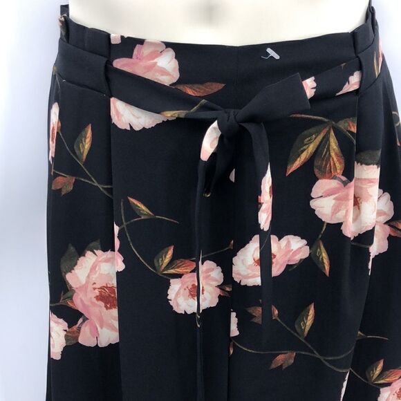 Worthington Petite Large black floral capris - Picture 2 of 5